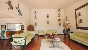 Family House, Lanai, Garden View | Living area