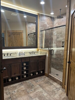 تجهيزات دش، مجففات شعر، مناشف، صابون