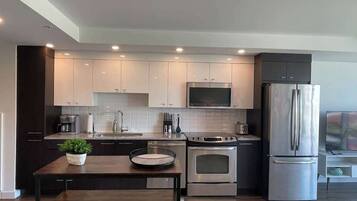 Frigorífic, microones, forn i placa de cuina