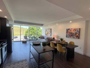 Interior - Bright 1 BR with Lots of Sunlight & 6 Appliances (Halifax)