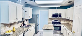 Charming 4-bedroom bungalow with fitness threadmill,  and AC in Sugar Land