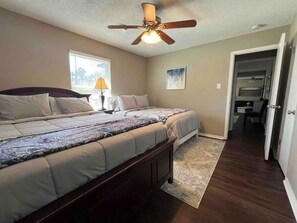 3 bedrooms, iron/ironing board, travel cot, WiFi - The Coach House-Cozy 3BR in Town (Barling)