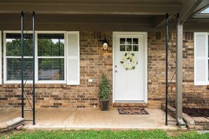 Exterior detail - The Coach House-Cozy 3BR in Town (Barling)