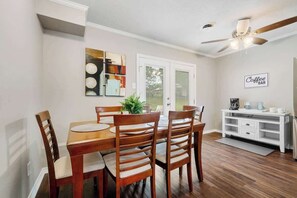 Dining - The Coach House-Cozy 3BR in Town (Barling)