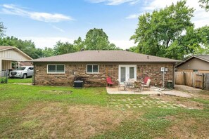 Exterior - The Coach House-Cozy 3BR in Town (Barling)