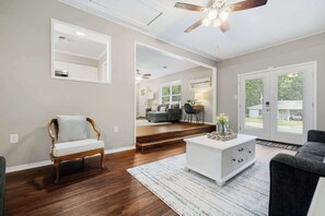 Interior - The Coach House-Cozy 3BR in Town (Barling)