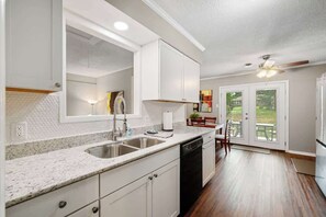 Fridge, microwave, oven, stovetop - The Coach House-Cozy 3BR in Town (Barling)