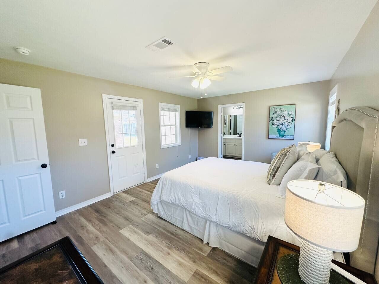 3 bedrooms, desk, iron/ironing board, travel crib