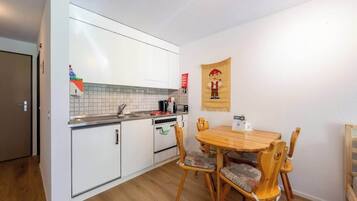 Fridge, oven, stovetop, coffee/tea maker