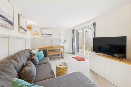 Host Stay Surf Jewel