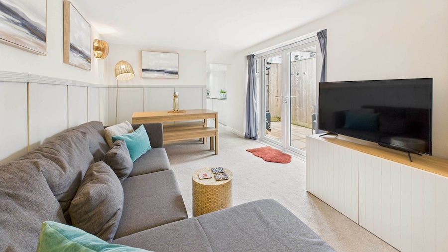 Host Stay Surf Jewel