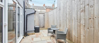 Host Stay Surf Jewel