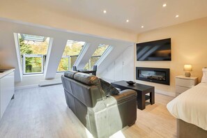 Room - Host Stay Ross View Attic Apartment (Whitby)