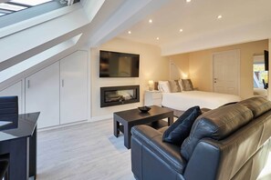 House - Host Stay Ross View Attic Apartment (Whitby)