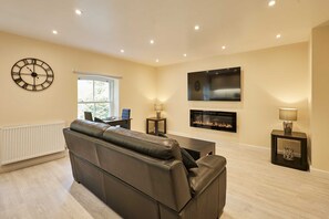 House - Host Stay Ross View Second Floor Apartment (Whitby)