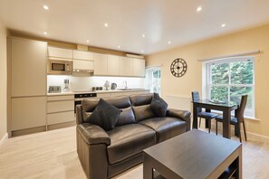 House - Host Stay Ross View Second Floor Apartment (Whitby)