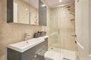 House | 1 bedroom - Host Stay Ross View Second Floor Apartment (Whitby)
