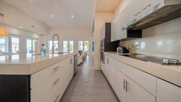 Micro-ondes, four, lave-vaisselle, cafetiĂšre/bouilloire