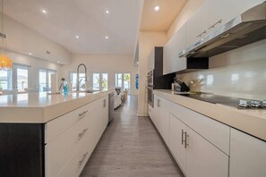 Microondas, horno, lavavajillas y cafetera y tetera 