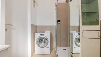 Regadera, amenidades de baño gratuitas, secadora de cabello, bidet
