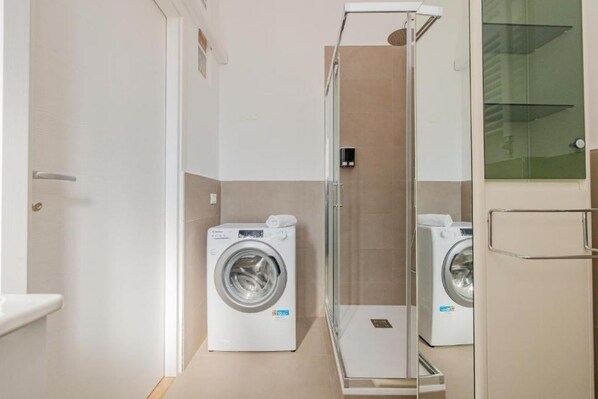 Douche, articles de toilette gratuits, sèche-cheveux, bidet