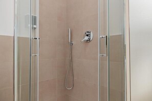 Chuveiro, produtos de toalete grátis, secador de cabelo, bidê