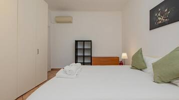 Schreibtisch, Bügeleisen/Bügelbrett