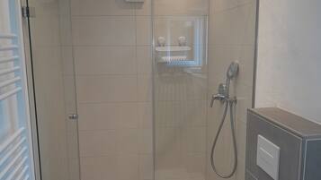 Haartrockner, Handtücher, Seife, Toilettenpapier