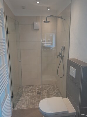 Haartrockner, Handtücher, Seife, Toilettenpapier