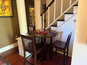 Dining - Clean Funky 2br on Esplanade Ave (New Orleans)