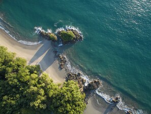 Sun-loungers, beach towels - Villa Zest 6 bedroom Villa • Rooftop Infinity Pool & Ocean Views (Quepos)
