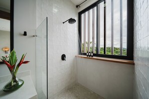 Shower, hair dryer, towels, shampoo - Villa Zest 6 bedroom Villa • Rooftop Infinity Pool & Ocean Views (Quepos)