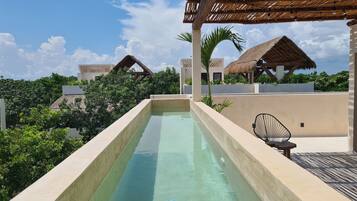 2 albercas al aire libre