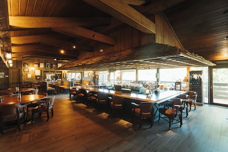 Bar (on property). Pine Needles Lodge & Golf Club