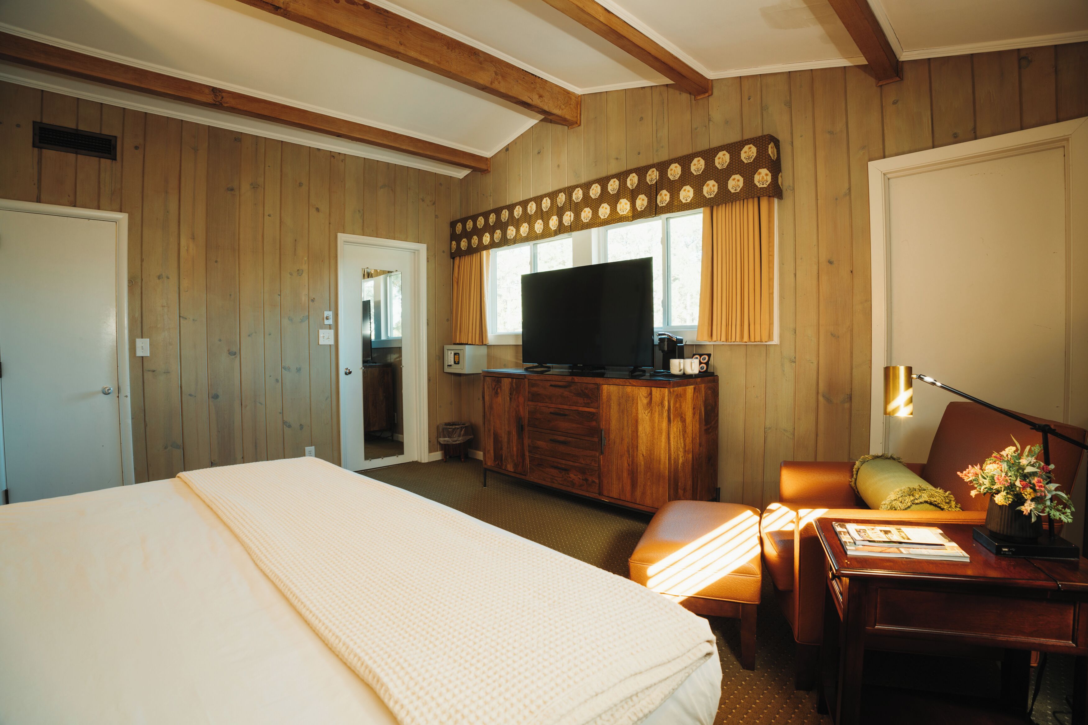 Desk, free WiFi, bed sheets