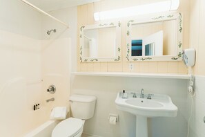 Hair dryer, towels, soap, shampoo - Pine Needles Lodge & Golf Club (Southern Pines)