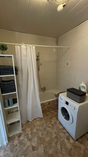 Séchoir à cheveux, savon, papier de toilette