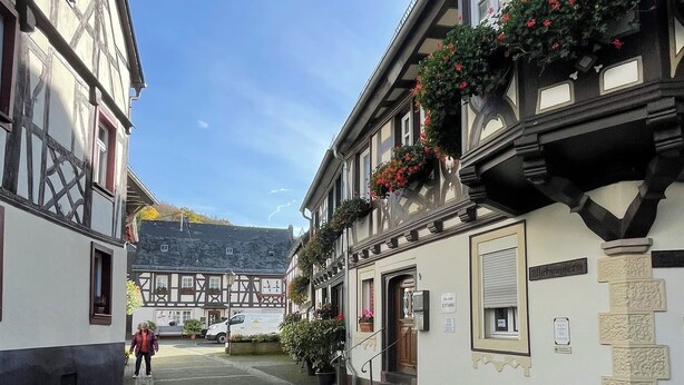 A cobblestone street lined with traditional half-timbered buildings, some with flower boxes. - Stylish time out in the Hunsrück - views and comfort (Herrstein)