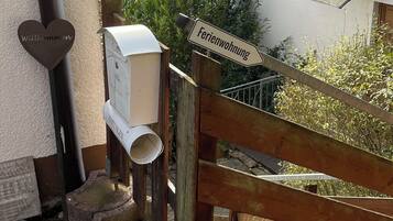 Une porte en bois avec une pancarte indiquant « Ferienwohnung » et une boîte aux lettres.