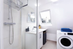 Douche, sèche-cheveux, serviettes fournies, savon