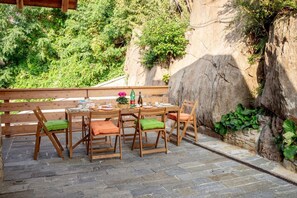 Outdoor dining - Green Chalet - wonderfull terrace with Jacuzzi and SPA few steps from lake and best trekking (Dervio)