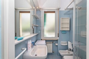 Apartamento, 2 quartos, vista para a cidade | Banheiro | Chuveiro, secador de cabelo, toalhas de banho, sabonete