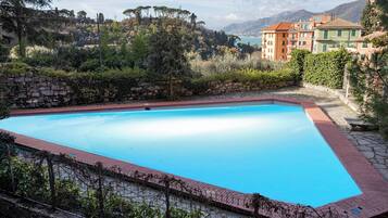 Een seizoensgebonden buitenzwembad