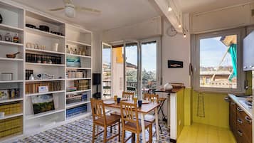 Appartamento, 2 camere da letto, vista città | Cucina privata | Frigorifero, forno, piano cottura, lavastoviglie