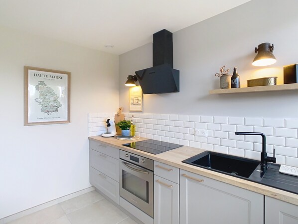 Micro-ondes, four, plaque de cuisson, lave-vaisselle