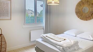 2 bedrooms, internet, bed sheets