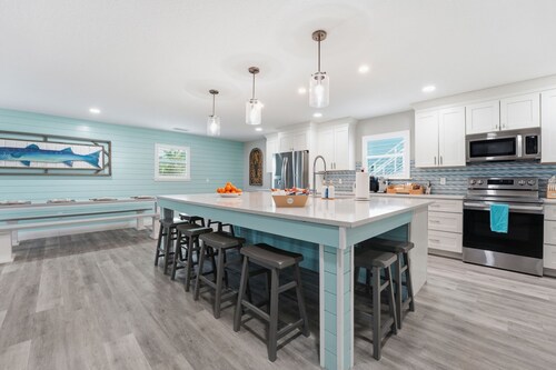 8BR Luxe Retreat w/ Pool, Spa & Rooftop Deck, Beach + Bay Views, Walk to Beach