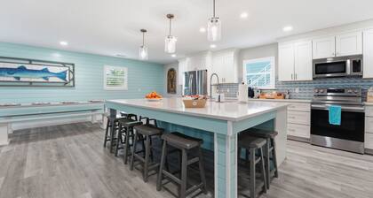 8BR Luxe Retreat w/ Pool, Spa & Rooftop Deck, Beach + Bay Views, Walk to Beach