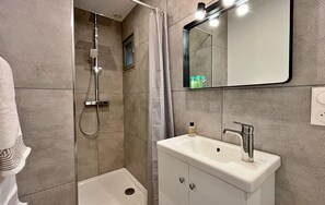 Shower, toilet paper - Apartment 4 people - sea view - Théoule sur mer (Côte d'azur) - ESQUILLON (Théoule-sur-Mer)