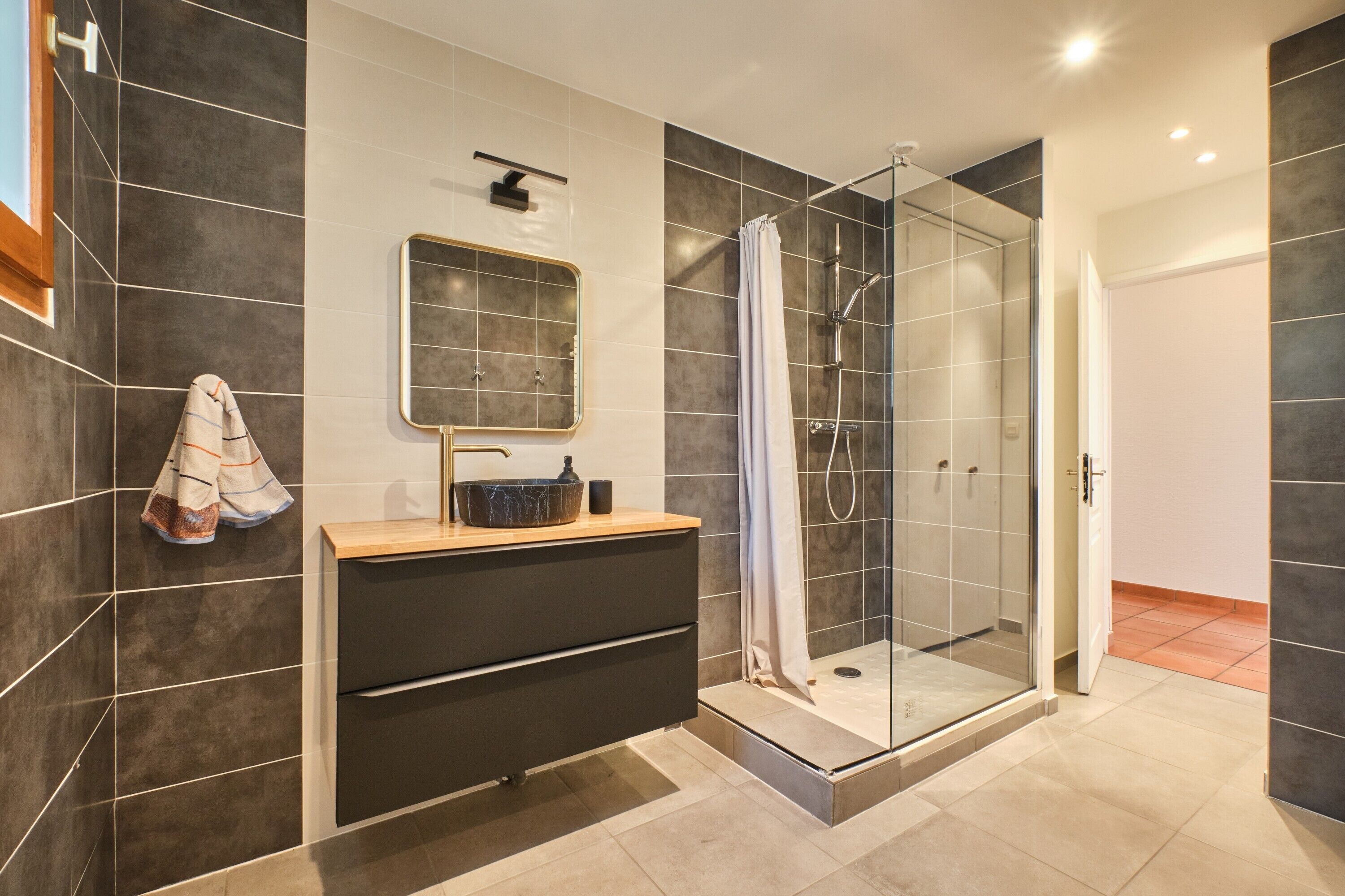 Douche, serviettes fournies